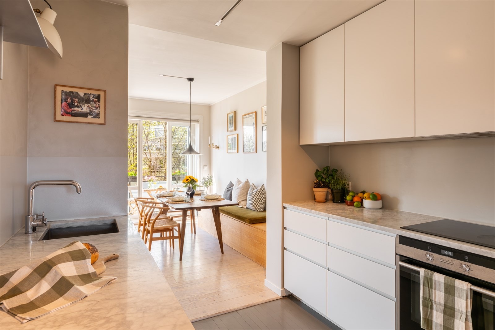 Kjøkkenet fra IKEA er utstyrt med nye hvitevarer fra 2025, inkludert oppvaskmaskin og kjøl/frys. Galleribilde
