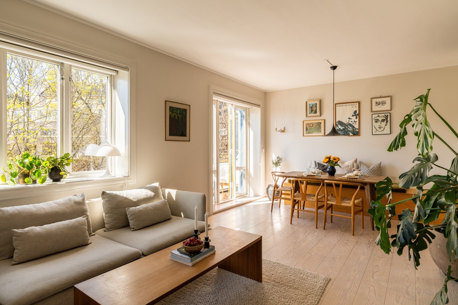 Stuen er et lyst og luftig samlingspunkt med god plass til både sofagruppe og spisebord. Herfra er det direkte utgang til den sørvendt balkong. Galleribilde