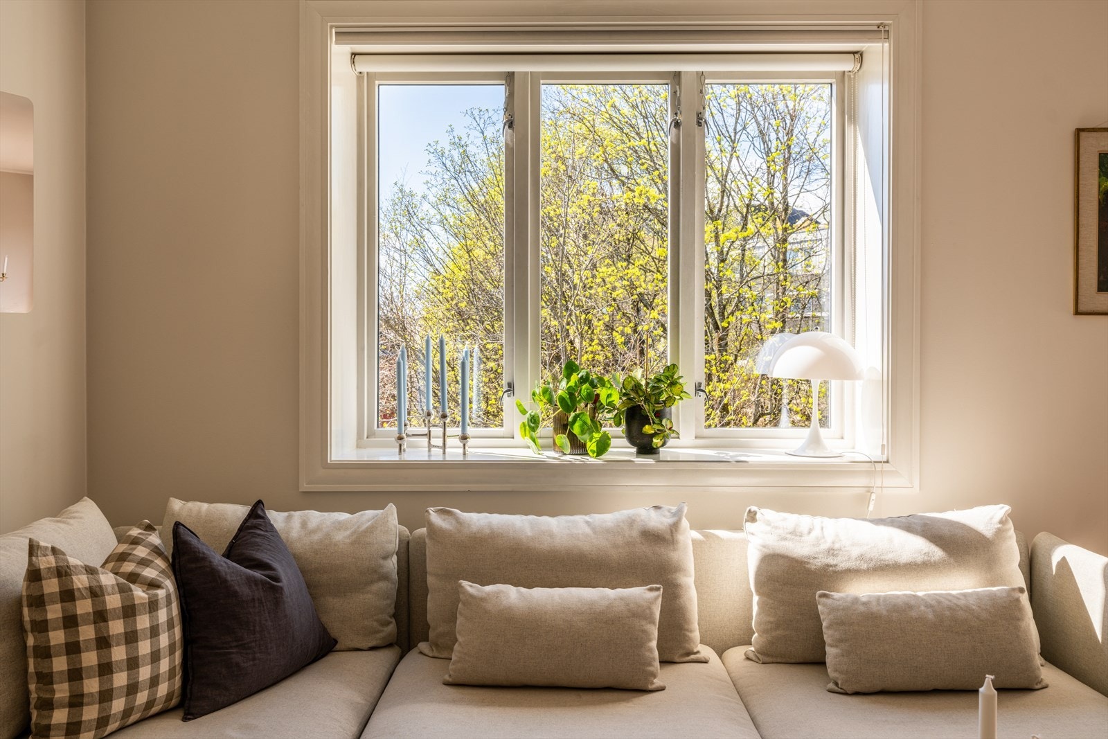De brede vinduskarmene gir ekstra dybde til rommet og er perfekte for planter eller dekor. Galleribilde