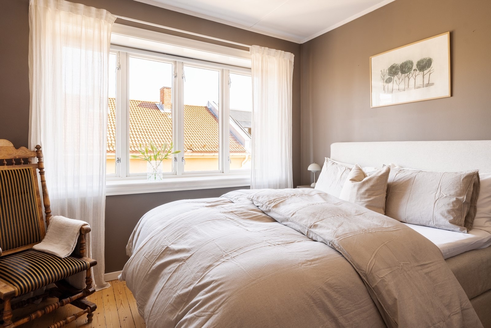 Romslig hovedsoverom med originalt tregulv og god plass til dobbeltseng. Galleribilde