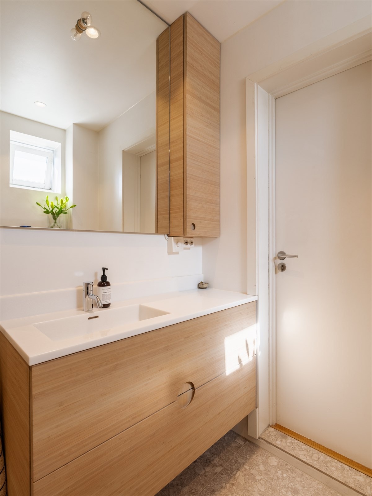 Badet ble oppgradert i 2019 med en stilren innredning og en heldekkende servant i Corian. Galleribilde