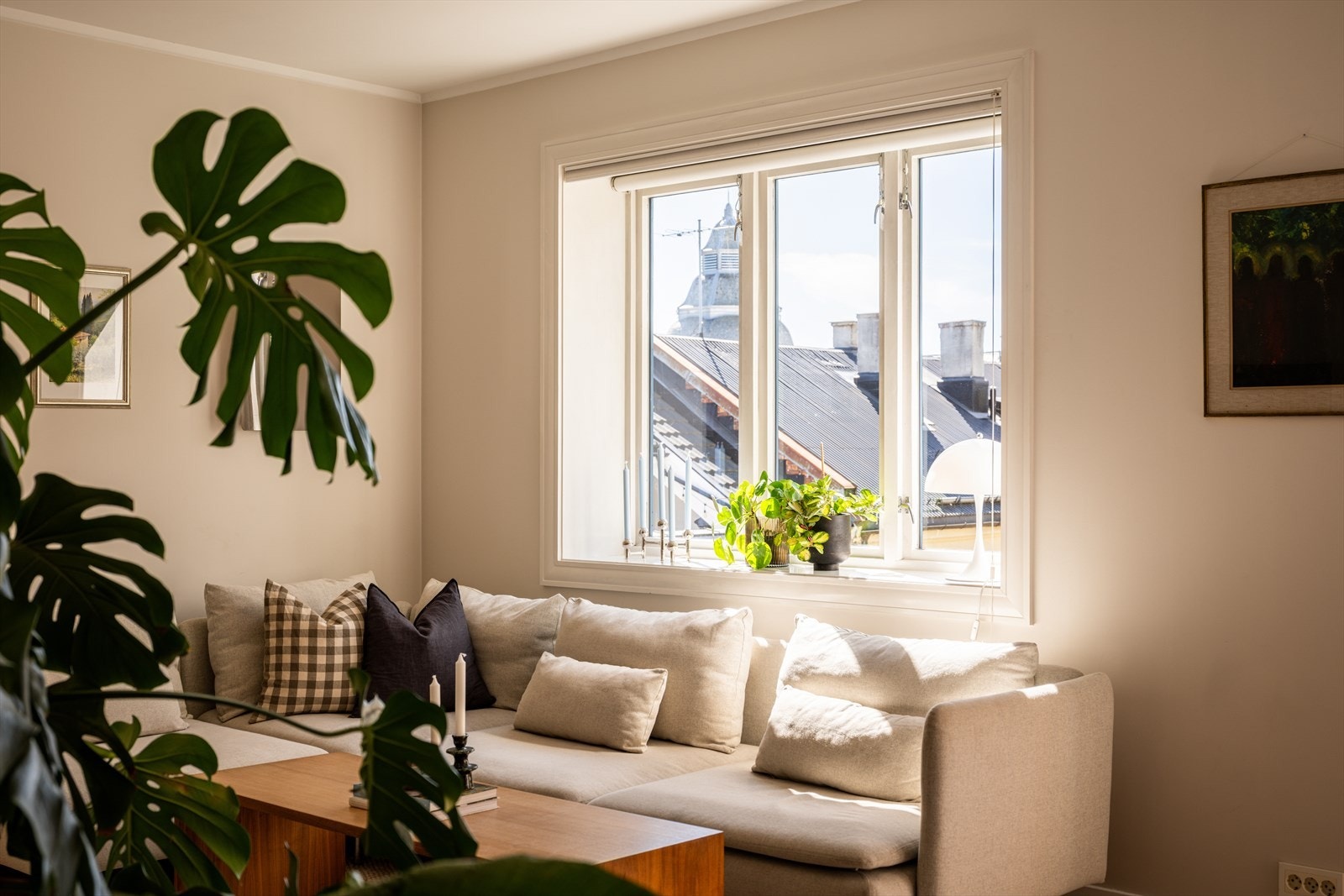 Leiligheten ligger tilbaketrukket i en rolig blindgate, skjermet fra byens støy. Samtidig er det gangavstand til St. Hanshaugen, Grünerløkka og det pulserende livet på Vulkan. Galleribilde