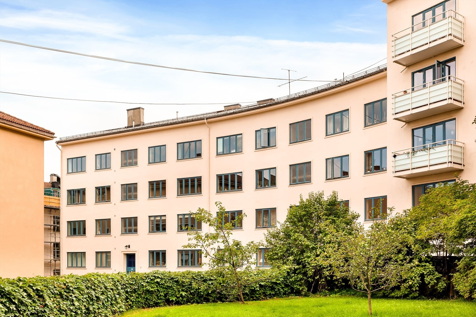 Leiligheten ligger i en klassisk bygård fra ca. 1930, beliggende i et veletablert og rolig boligområde. Galleribilde