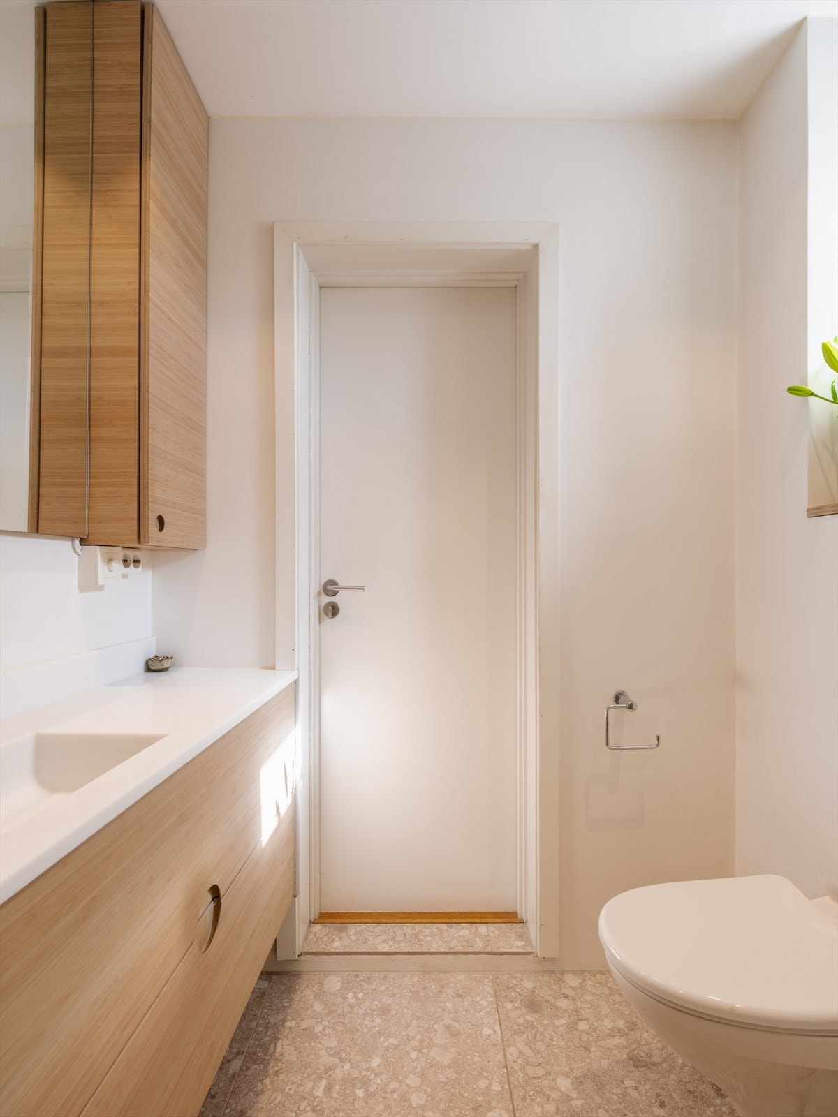 Badet fremstår moderne og funksjonelt, med flislagt gulv med varmekabler som gir god komfort. Galleribilde