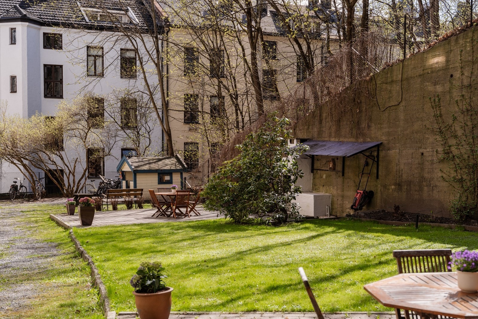 Den felles hagen er et hyggelig samlingspunkt for beboerne, med både sommerfest og julegrantenning. Galleribilde