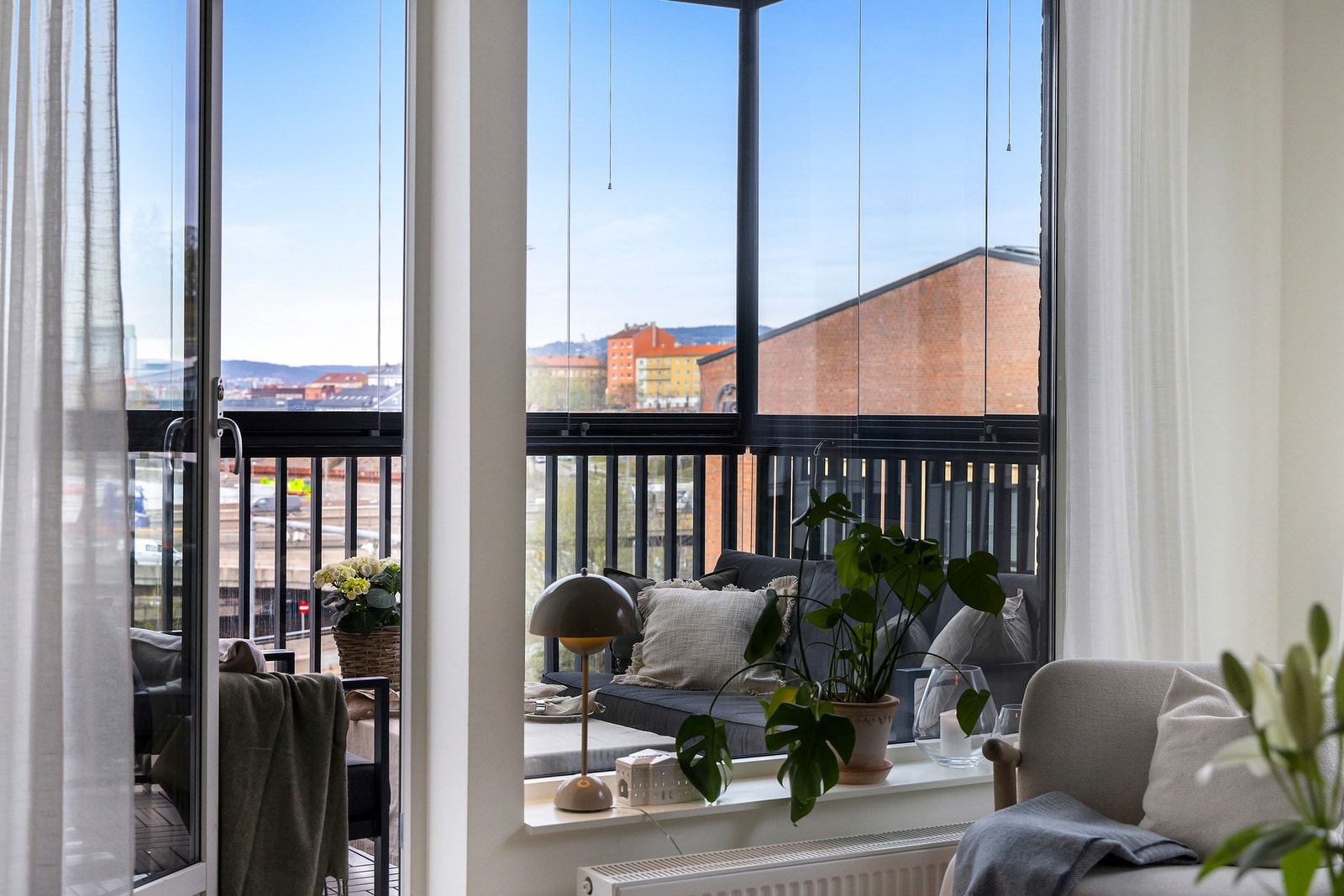 Fra stuen har du adkomst til leilighetens balkong Galleribilde