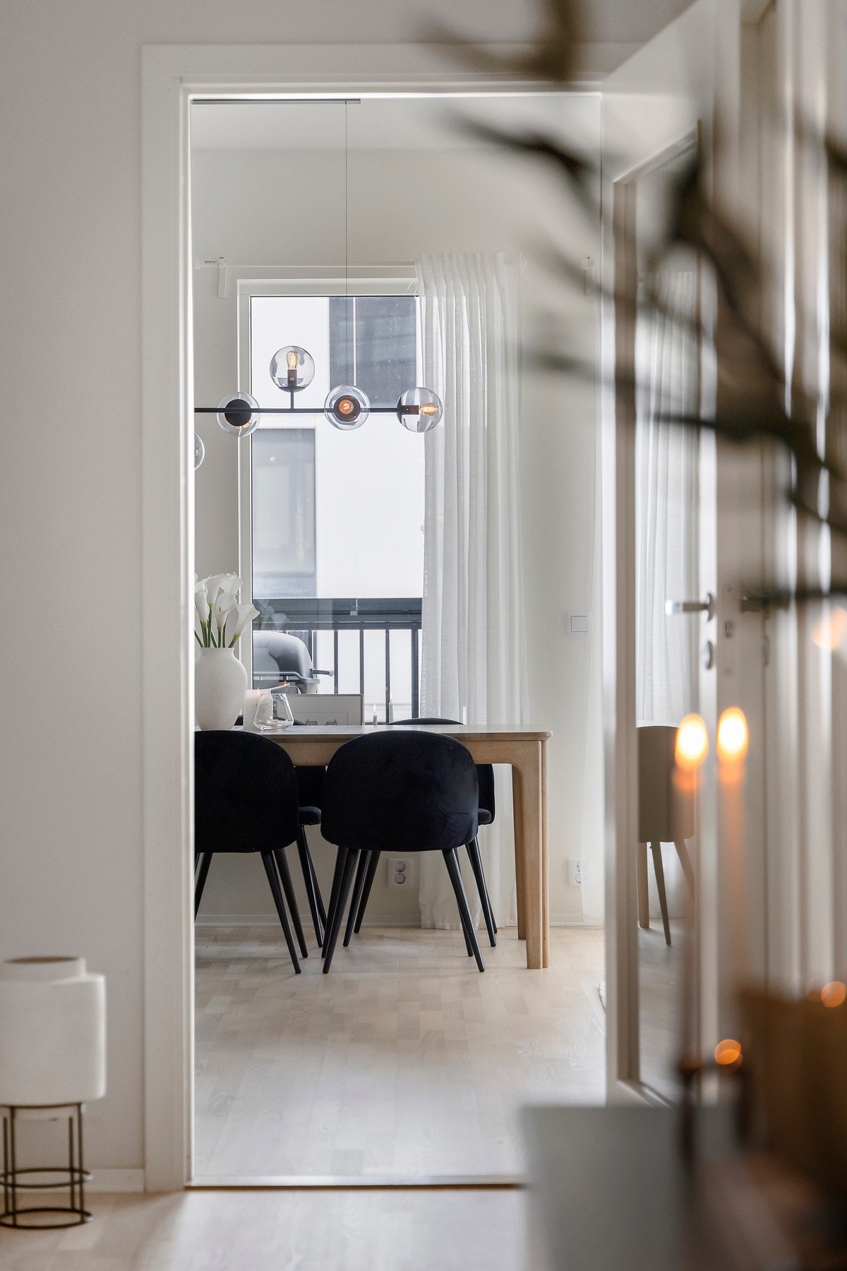 De lyse overflatene er gjennomgående for leiligheten med parkett på gulv og malte vegg- og himlingsflater Galleribilde