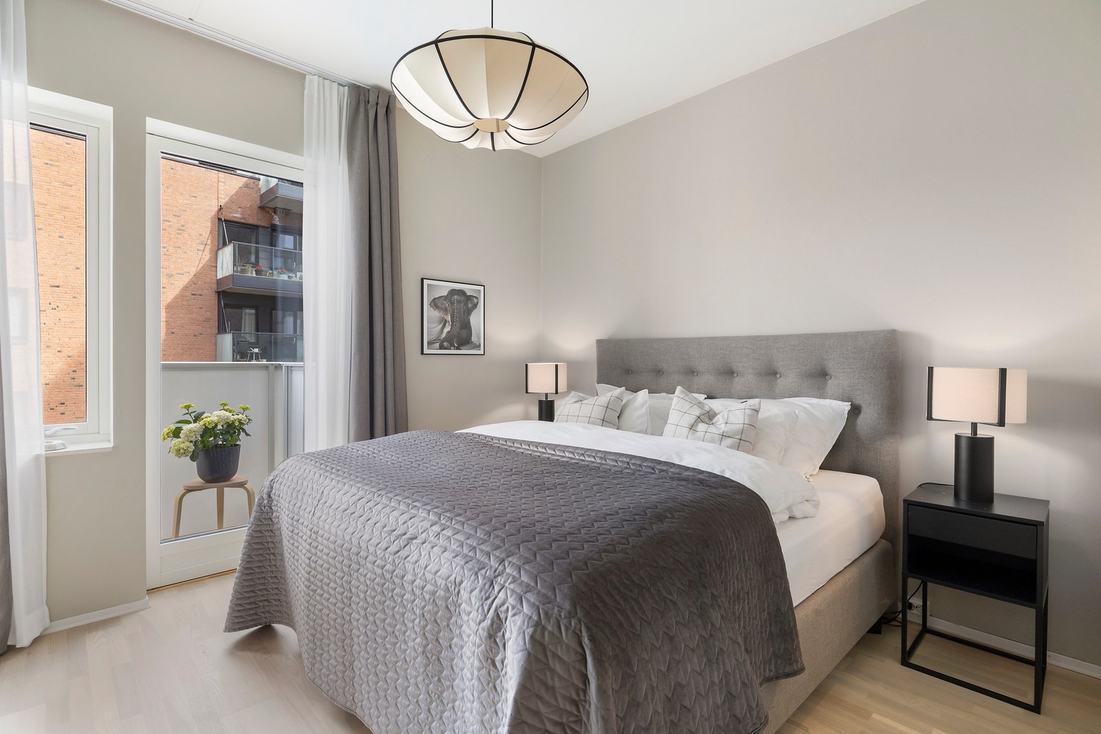 Hovedsoverommet er av meget god størrelse og har god plass til stor seng og nattbord Galleribilde