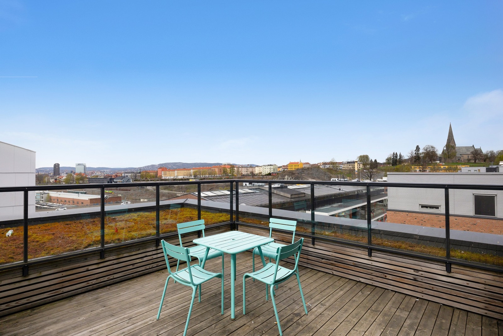 Felles takterrasse hvor du kan nyte utsikt og sommersol fra morgen til kveld Galleribilde