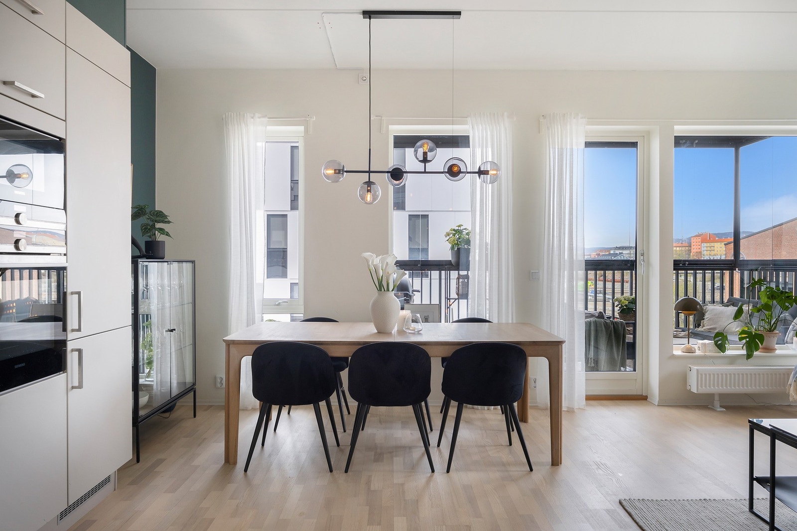 Her er det god plass til å innrede en større spisegruppe med god plass til venner og familie Galleribilde