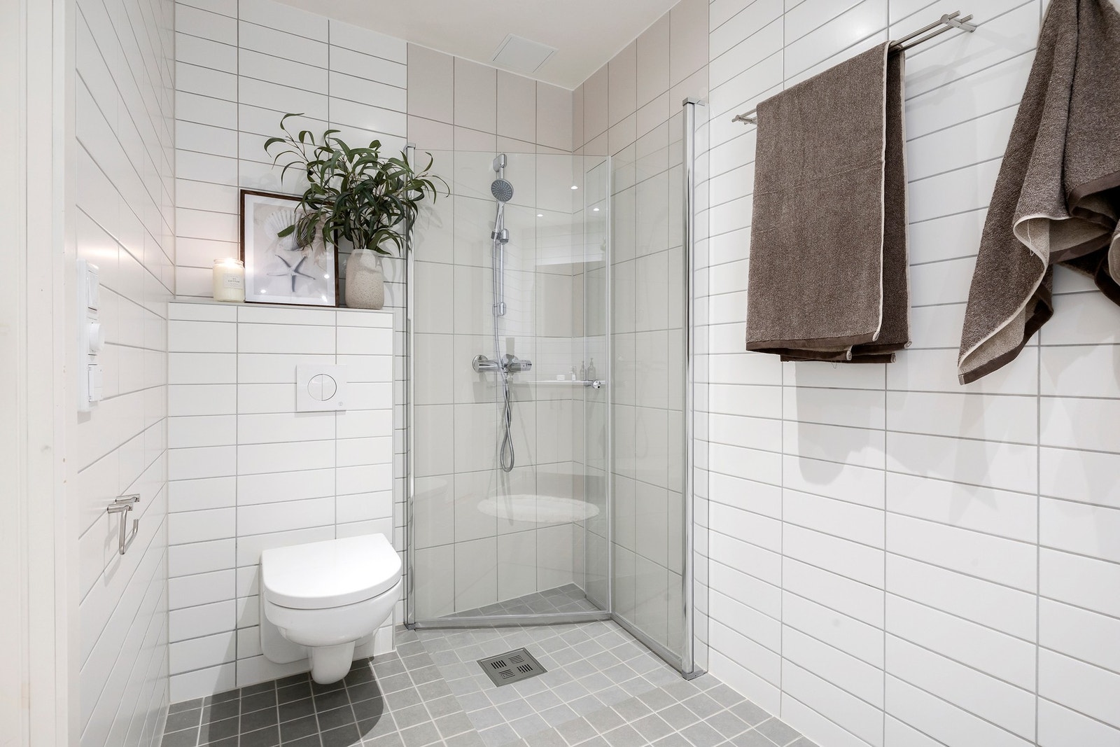 Helfliset baderom med varme i gulv og downlights i himling Galleribilde