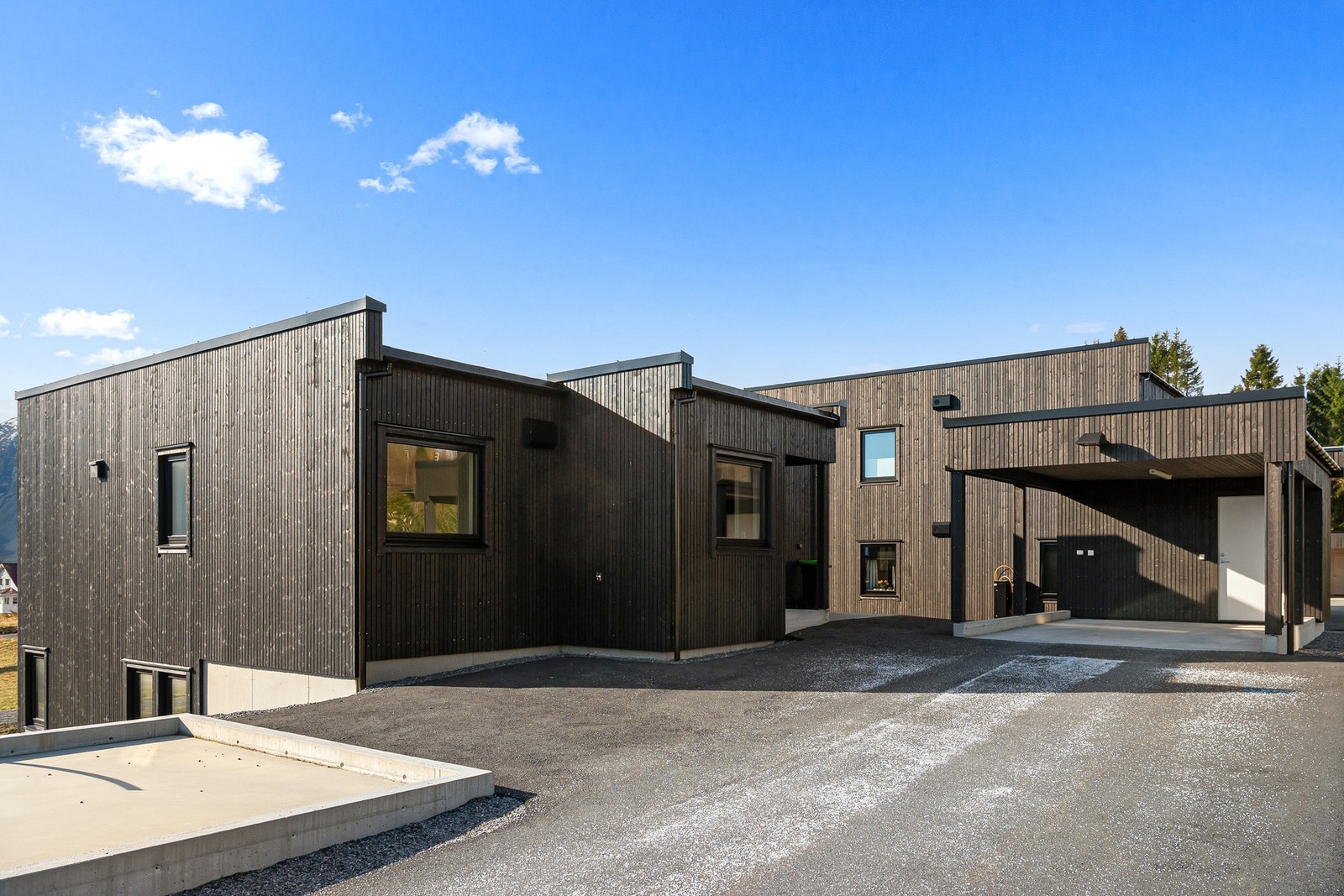 Boligen har tilhørende carport med sportsbod i bakkant. Galleribilde