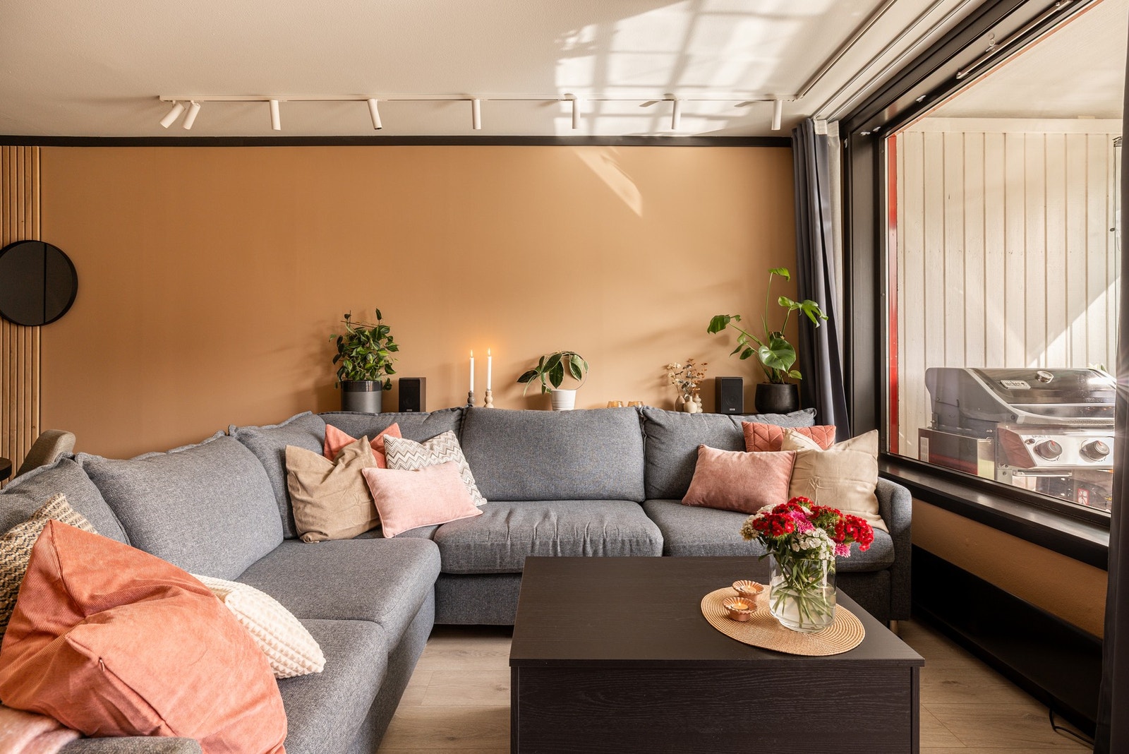 Stuen har god standard med enstavs laminat på gulv, glatte overflater malt i en fin varm farge og sorte detaljer. Galleribilde