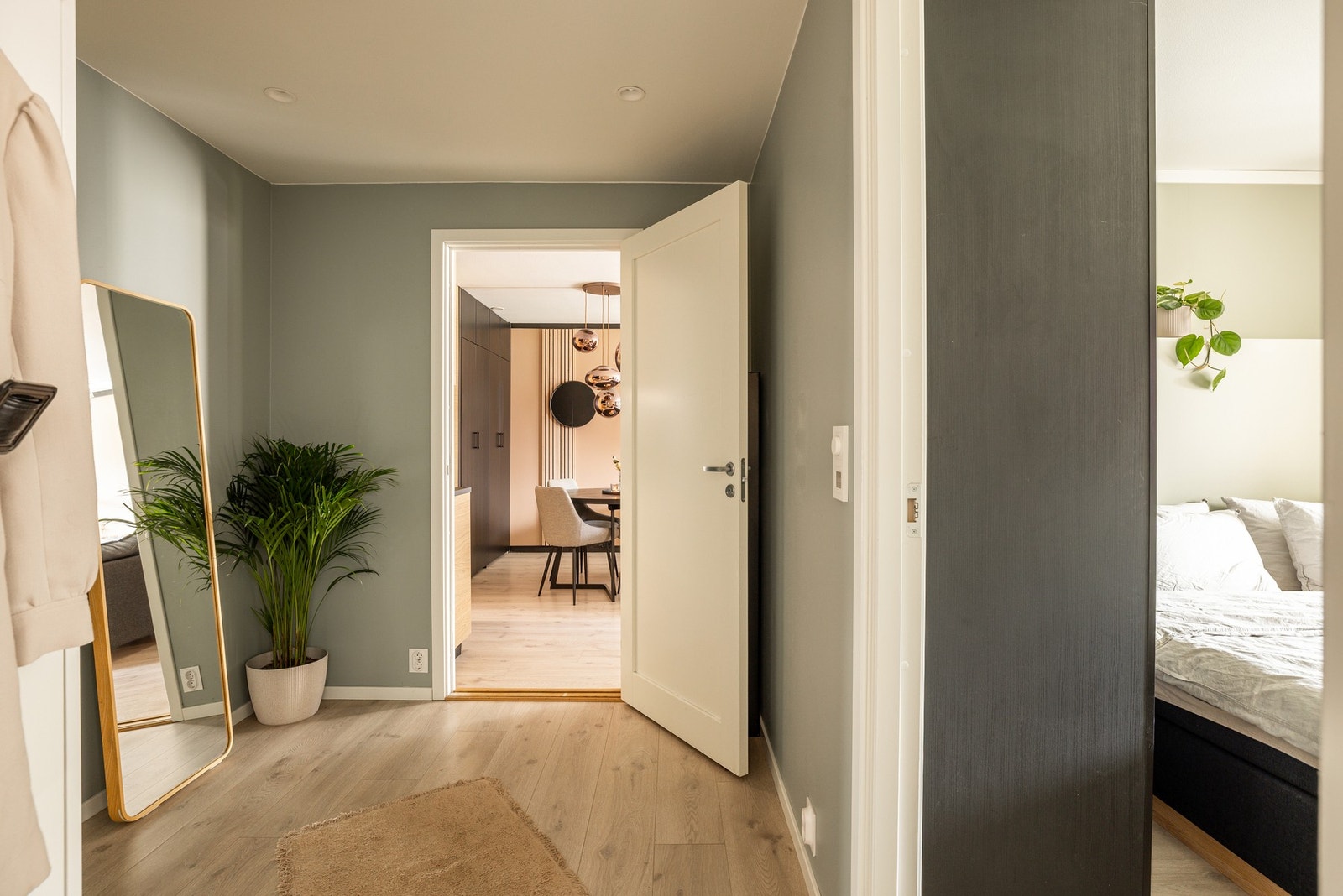 Gangen har god standard men enstavs laminat på gulv, glatte overflater malt i en fin farge, skjult elektrisk anlegg og downlights i himlingen. Galleribilde