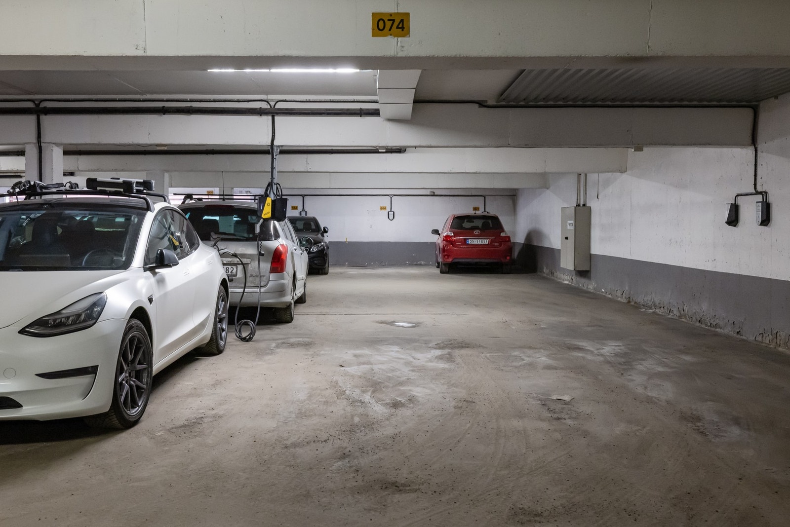 I tillegg disponerer leiligheten en garasjeplass med elbillader, samt en utvendig bod på 5m². Galleribilde