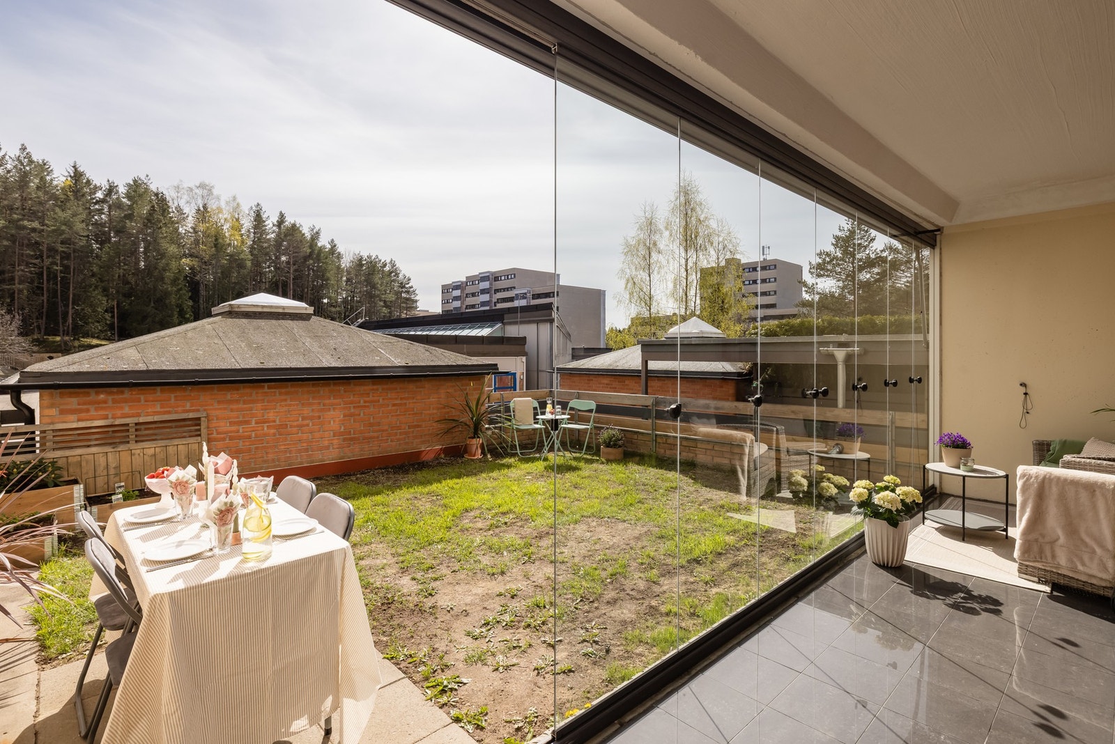 Fra stuen er det utgang til en flott innglasset terrasse på 13m². Galleribilde
