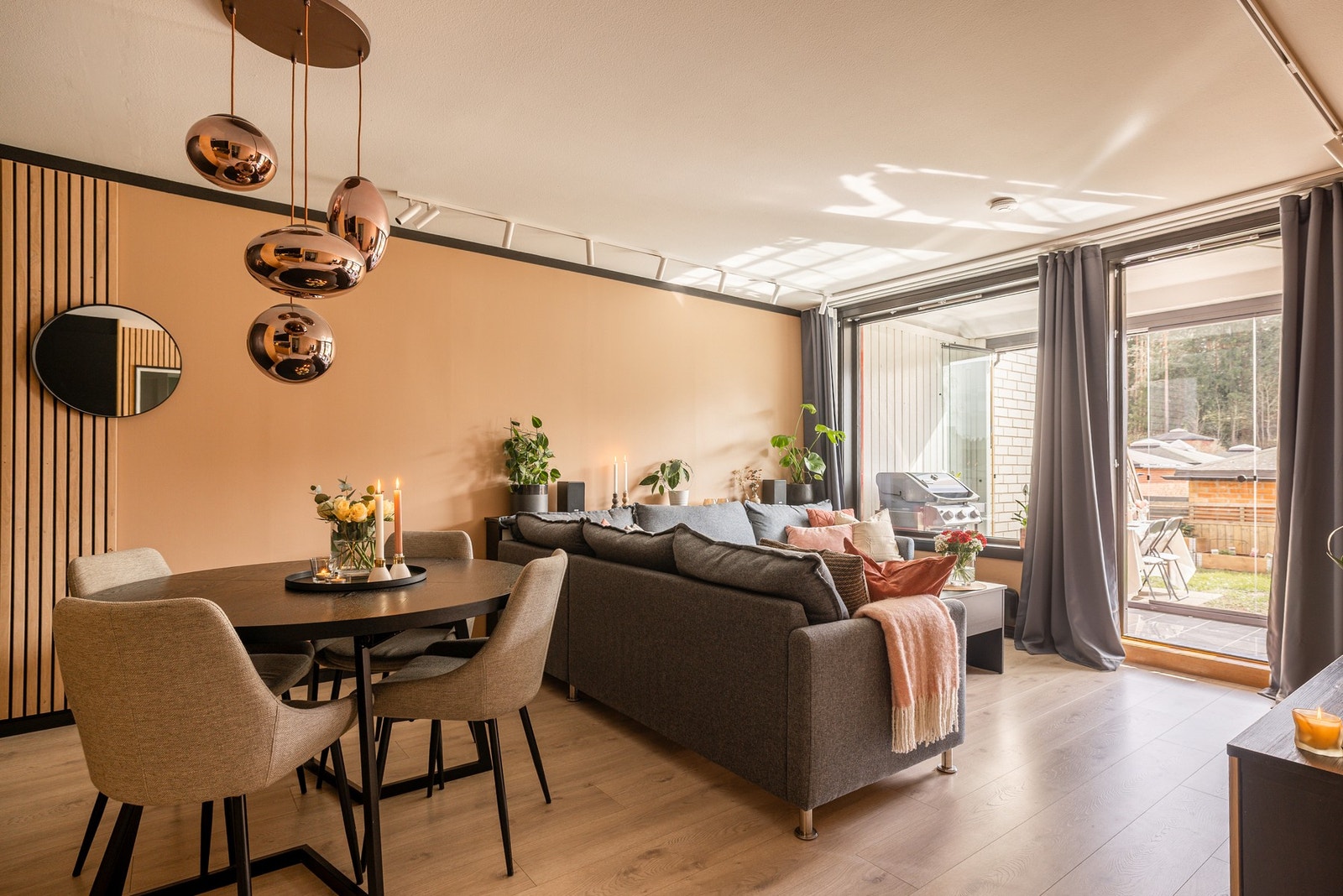 En lys og moderne 2-roms leilighet med gjennomgående god standard, både kjøkken og baderom er pusset opp i 2025. Galleribilde