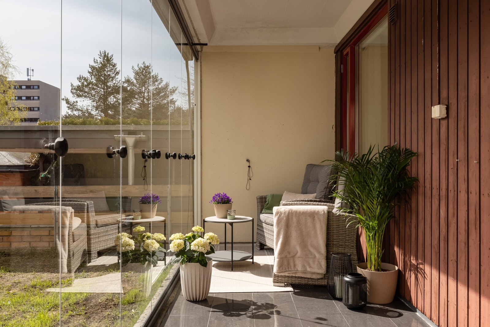 Terrassen har flislagt gulv og store vindusfelt som kan åpnes opp. Det er også montert utebelysning og utvendig stikkontakt. Galleribilde