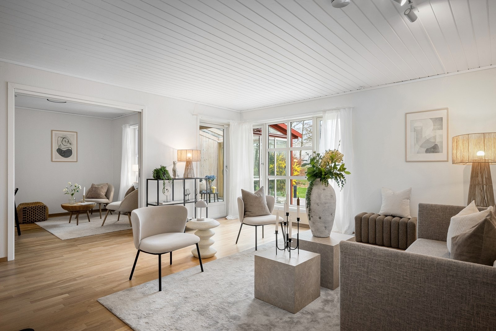 Stuen oppleves som svært romslig og meget trivelig med gode møbleringsmuligheter. Flere vindusflater gir godt med lys og en fin opplevelse. Galleribilde