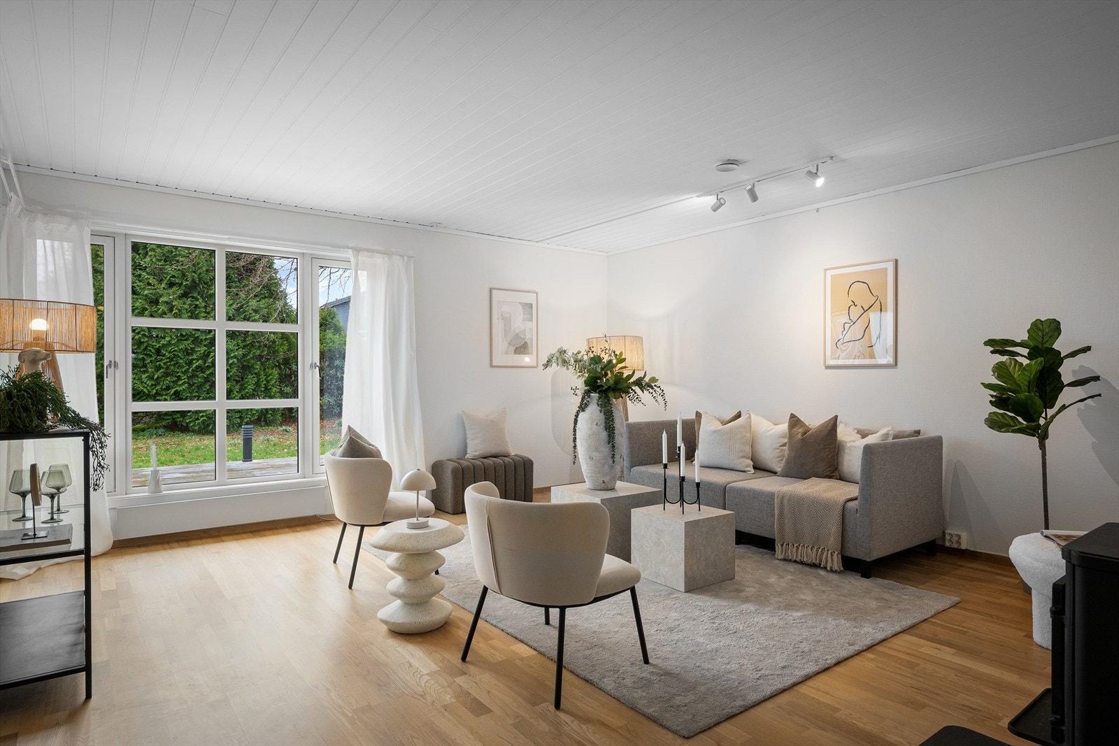 Flere vindusflater gir godt med lys og en fin opplevelse. Her kan man virkelig slappe av og senke skuldrene. Vedovn som varmer opp kalde dager. Fra stuen er det utgang til en hyggelig hagestue. Galleribilde