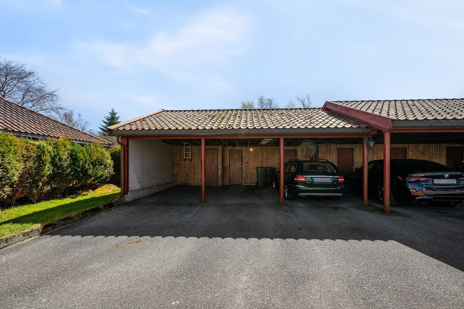 Parkering i carport. Galleribilde