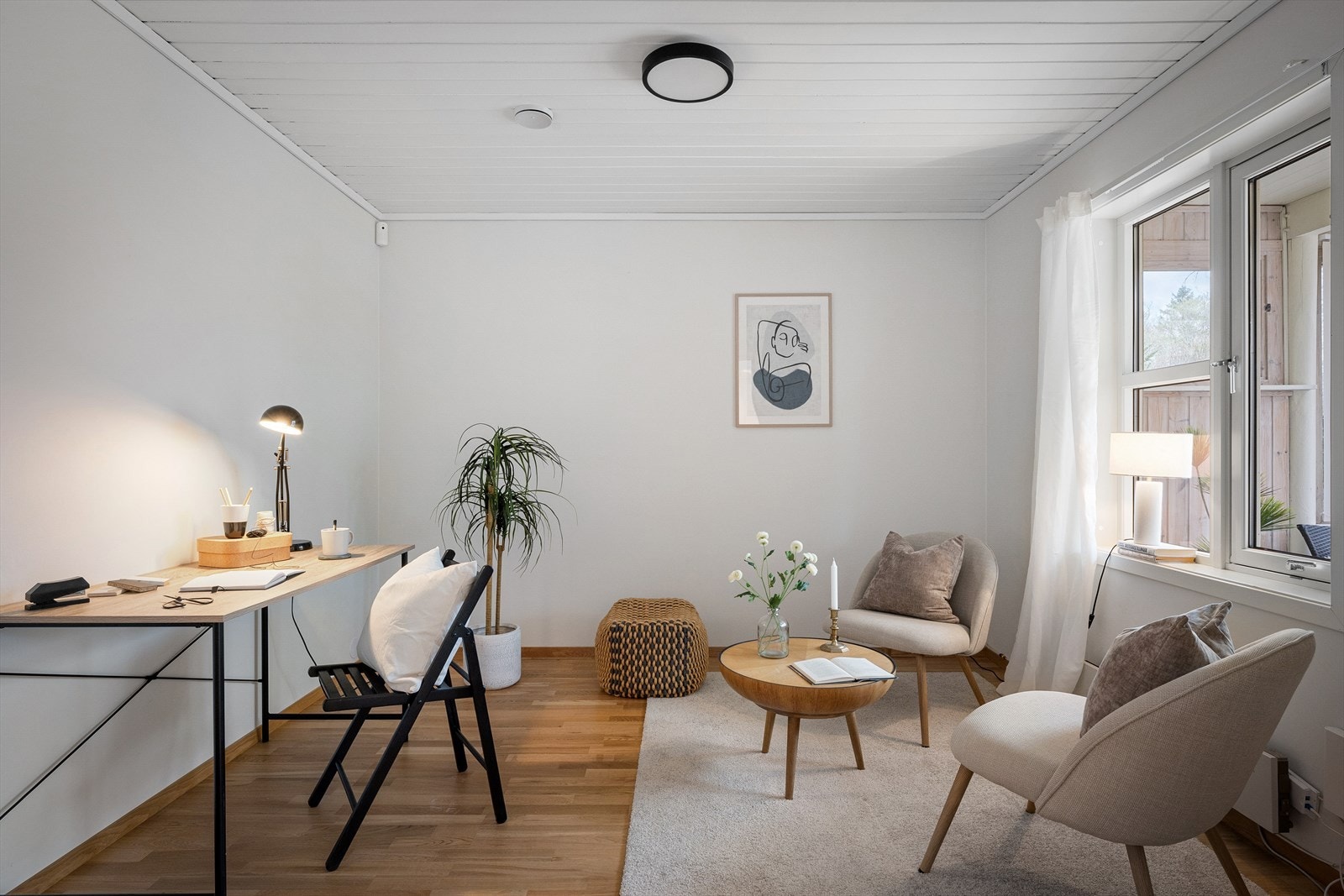 Det andre soverommet fungerer utmerket som en ekstra stue, gjesterom eller kontor dersom det passer deg bedre. Galleribilde
