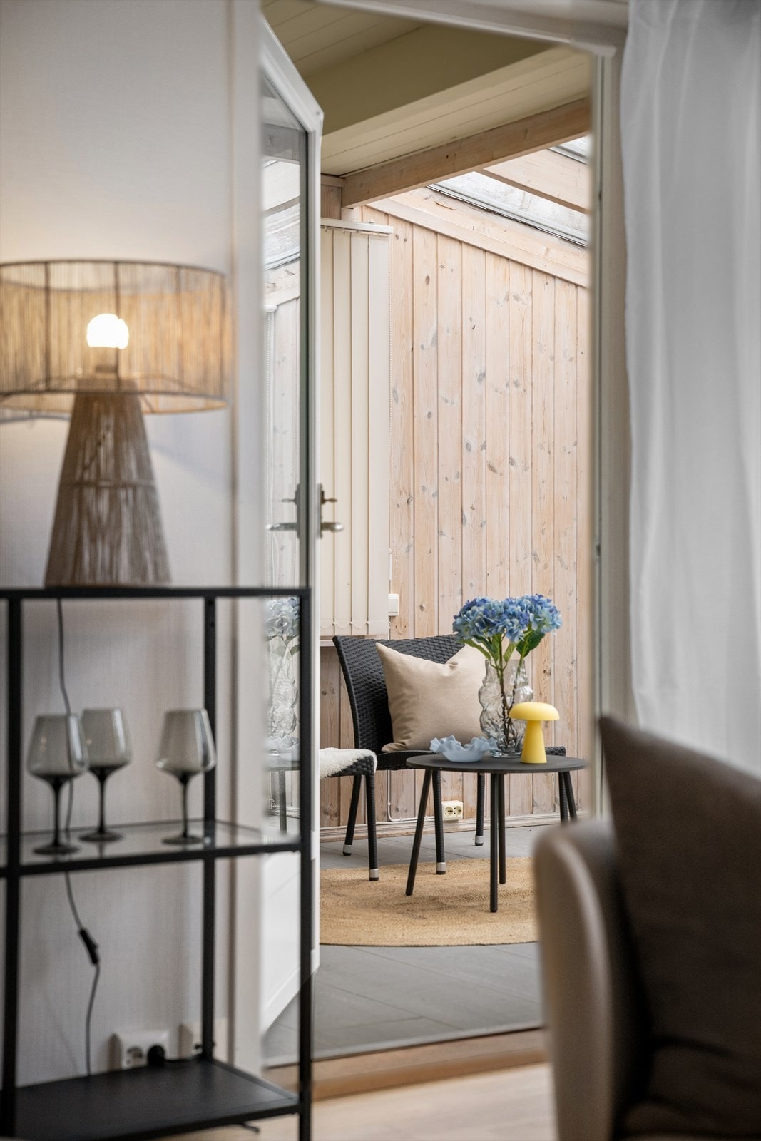 Fra stuen er det utgang til en hyggelig hagestue. Galleribilde