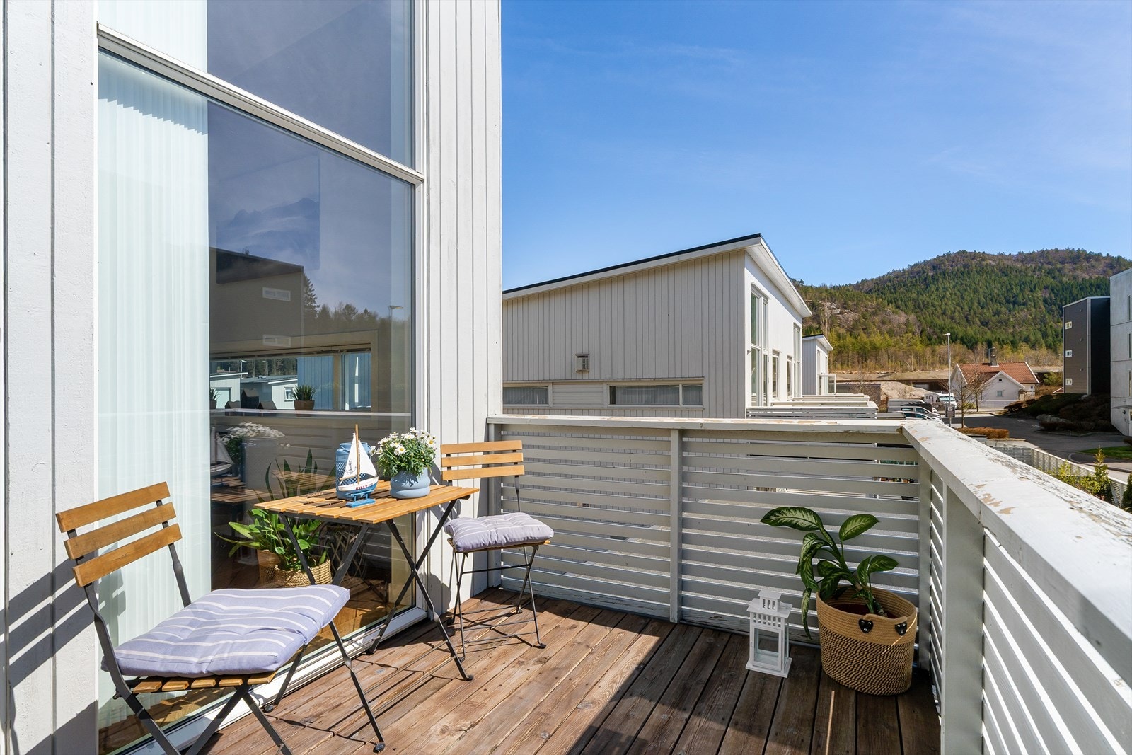 Fra stue/kjøkken har man utgang til leilighetens balkong som kan vise til gode solforhold. Galleribilde