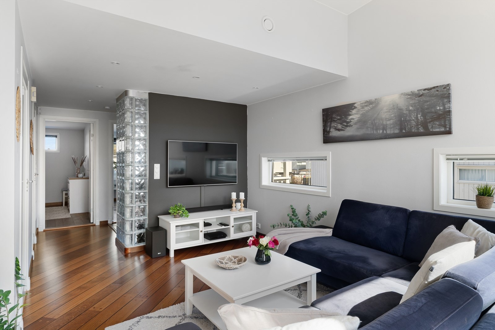 Her har man plass både spisebord og sofagruppe, en perfekt plass til å nyte gode stunder med familie og venner. Galleribilde