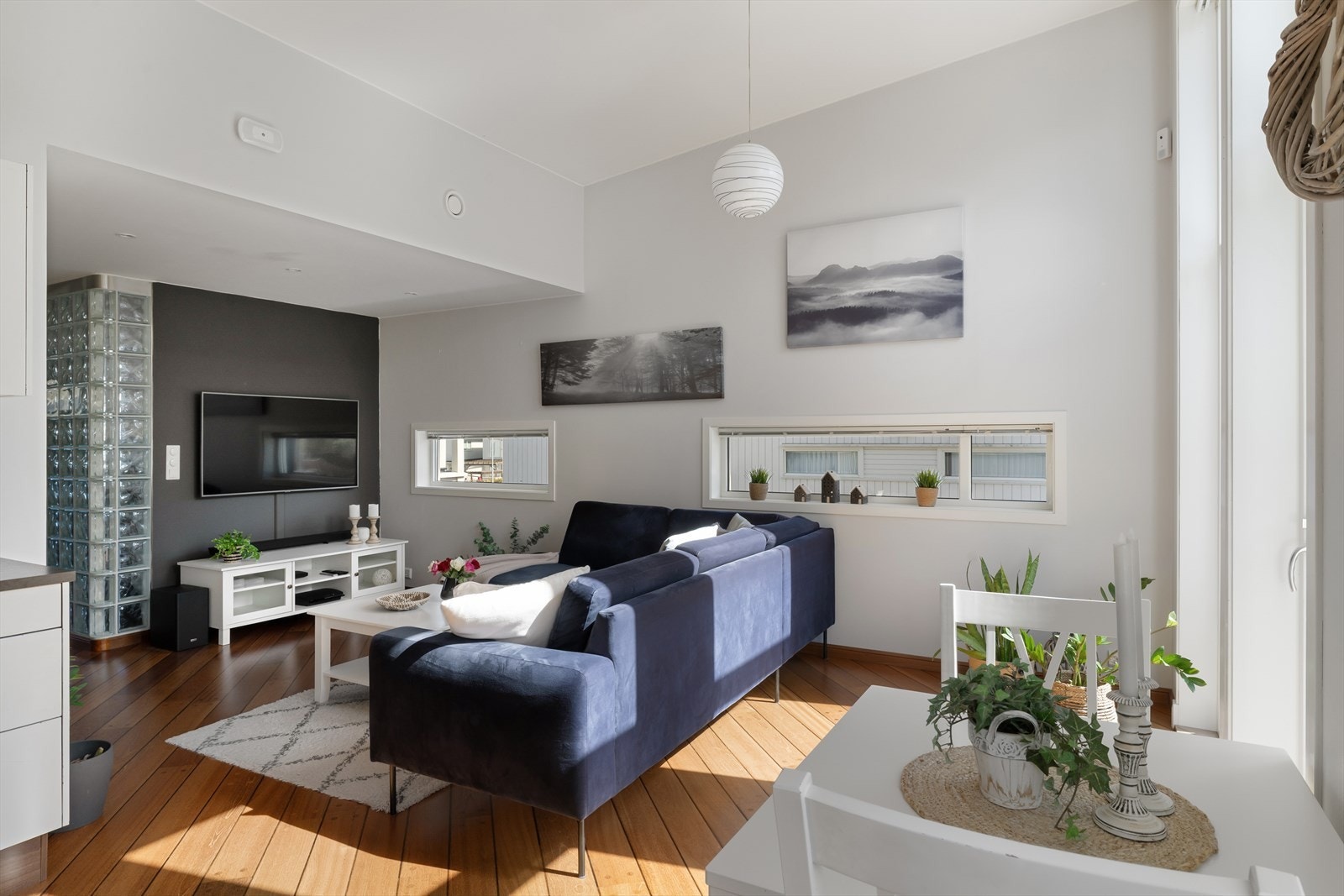 I stuen har man også mulighet for å sette inn gasspeis, nåværende eier har fjernet denne og har den lagret i boden. Galleribilde