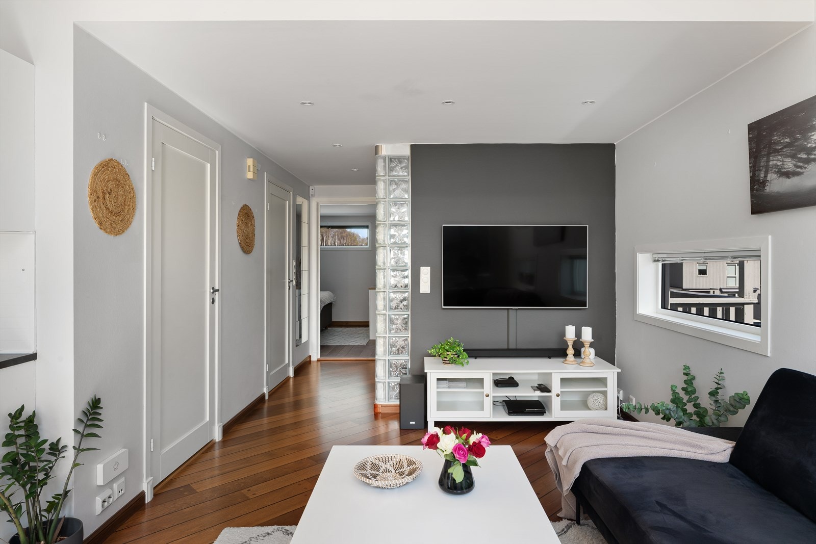 Her har man plass både spisebord og sofagruppe, en perfekt plass til å nyte gode stunder med familie og venner. Galleribilde