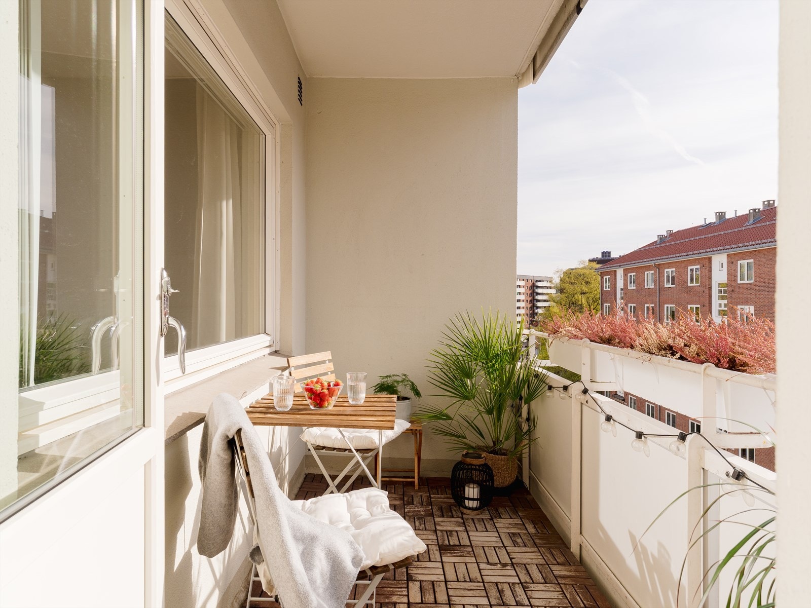 Balkongen er vestvendt, så her er det ikke mangel på gode solforhold. Galleribilde