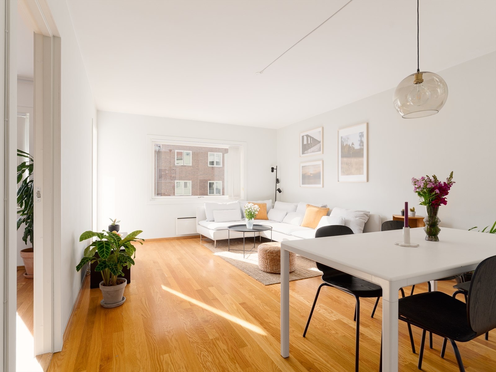 Her er det ingen rom som føles trange. Stuen gir gode møbleringsmuligheter, med plass til både spisegruppe, sofa- og TV-krok. Galleribilde