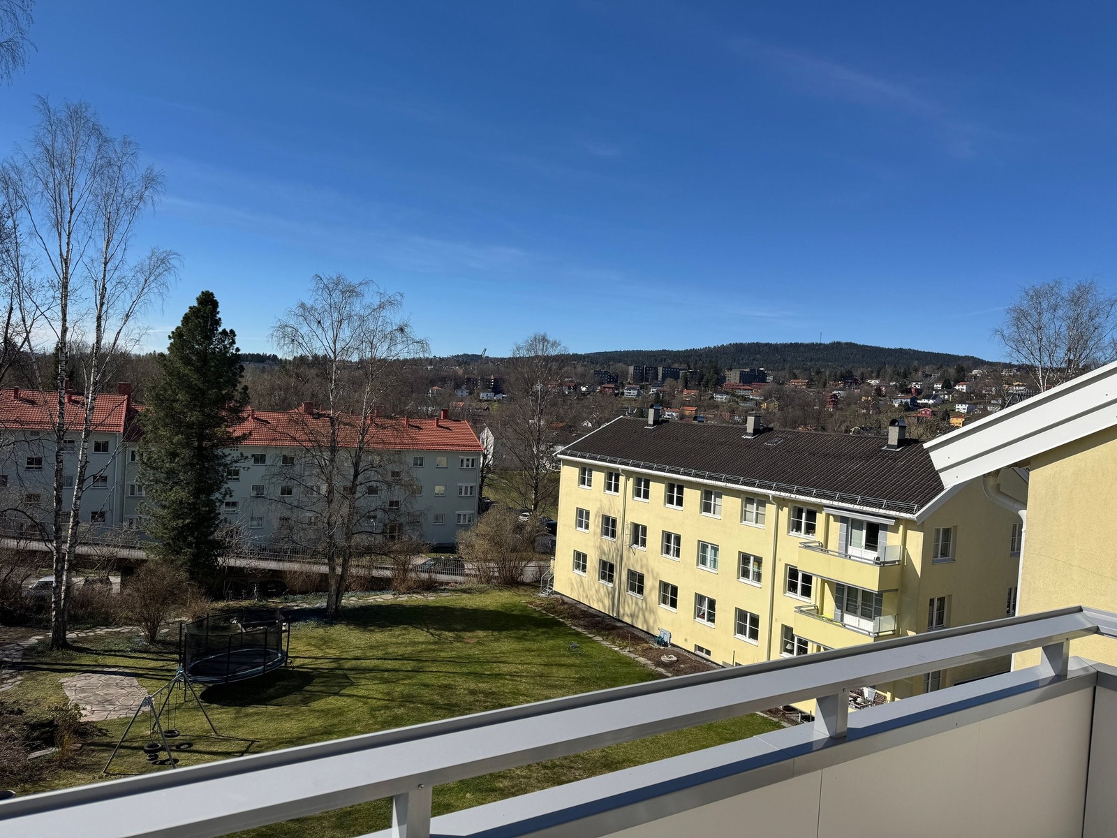 Vestvendt balkong med utsikt til Holenkollen Galleribilde
