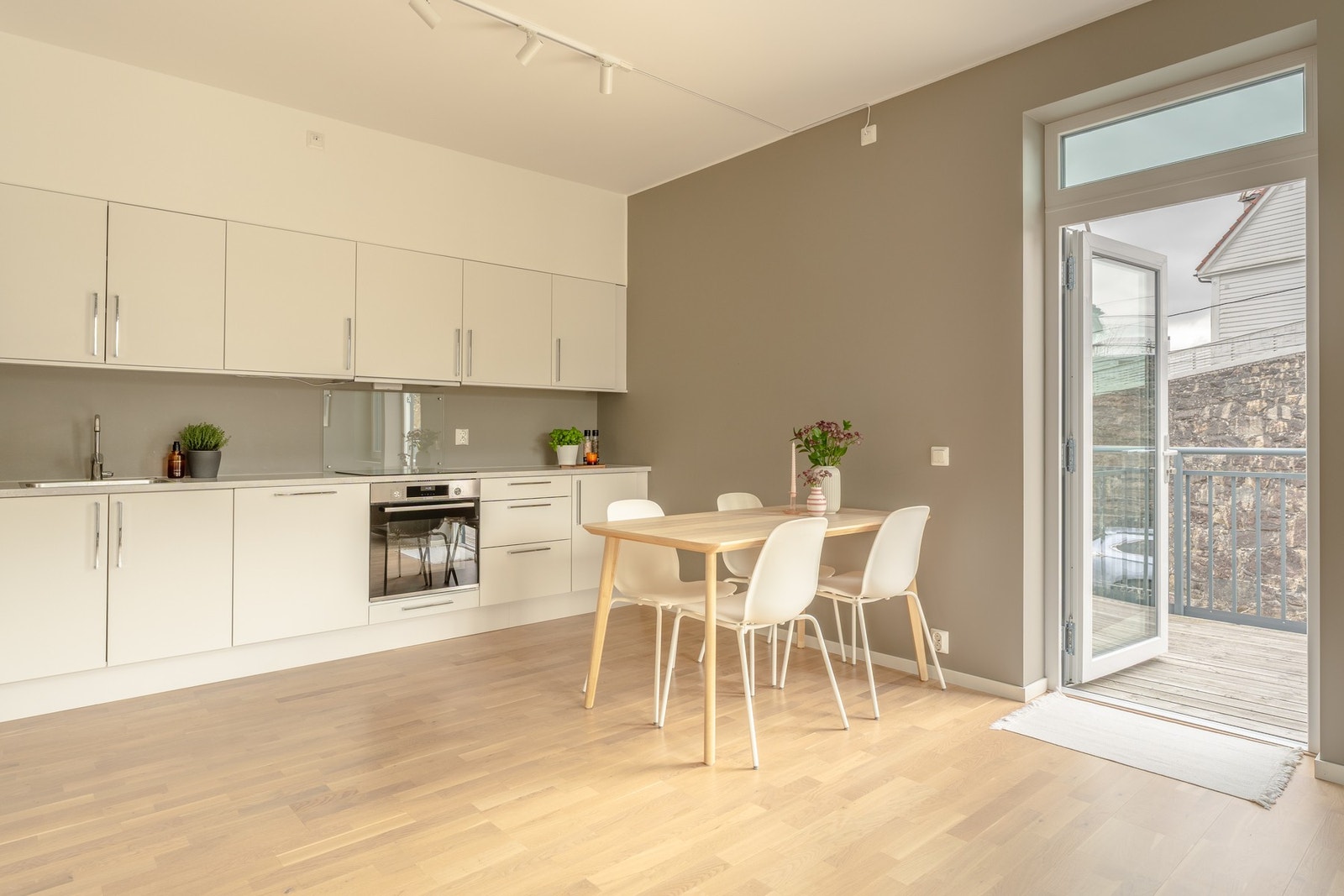 Kjøkkenet er levert av Sigdal og har en moderne og praktisk utforming med slette fronter og laminat benkeplate. Galleribilde