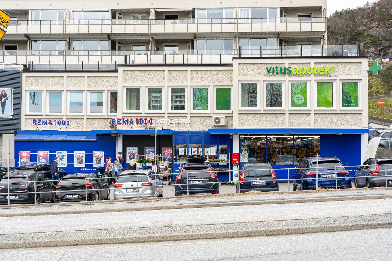 Det finnes Rema 1000 og coop extra, samt restauranter innen gangavstand fra nabolaget. Galleribilde