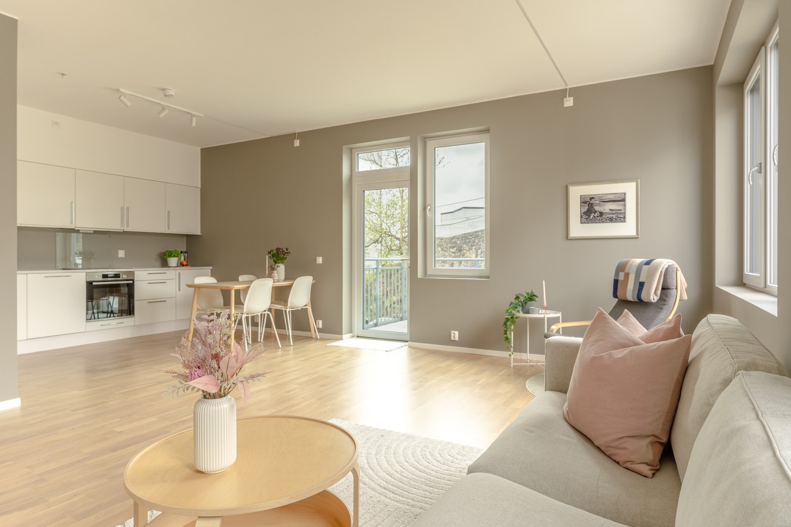 Stuen har god plass til både sittegruppe og spisebord. Galleribilde