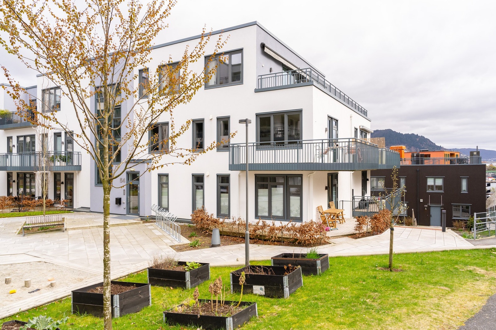 Sameiet har gartnertjeneste, og utearealene er godt vedlikeholdt med blomster, frukttrær, benker og lekeplass. Galleribilde