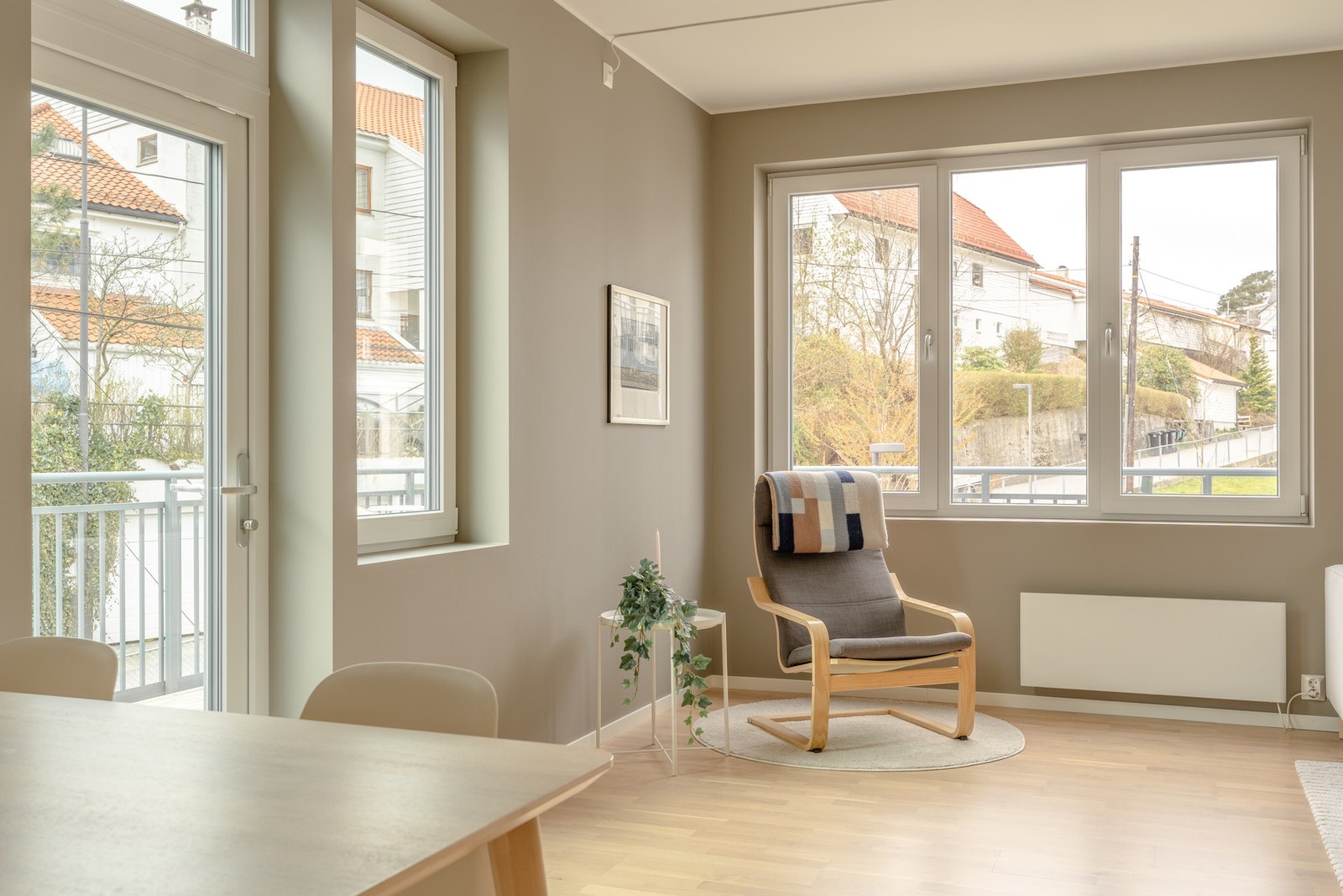 De store vindusflatene slipper inn rikelig med naturlig lys som skaper en lys og luftig atmosfære. Galleribilde