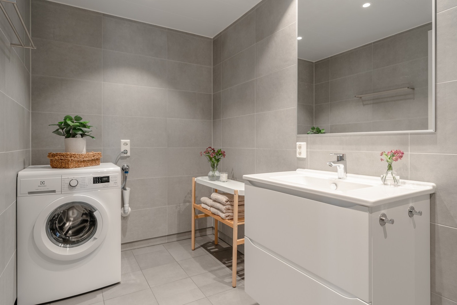 Badet måles til ca. 5,6 kvm og er helfliset med hvitlakkerte aluminiumsplater i himlingen. Galleribilde