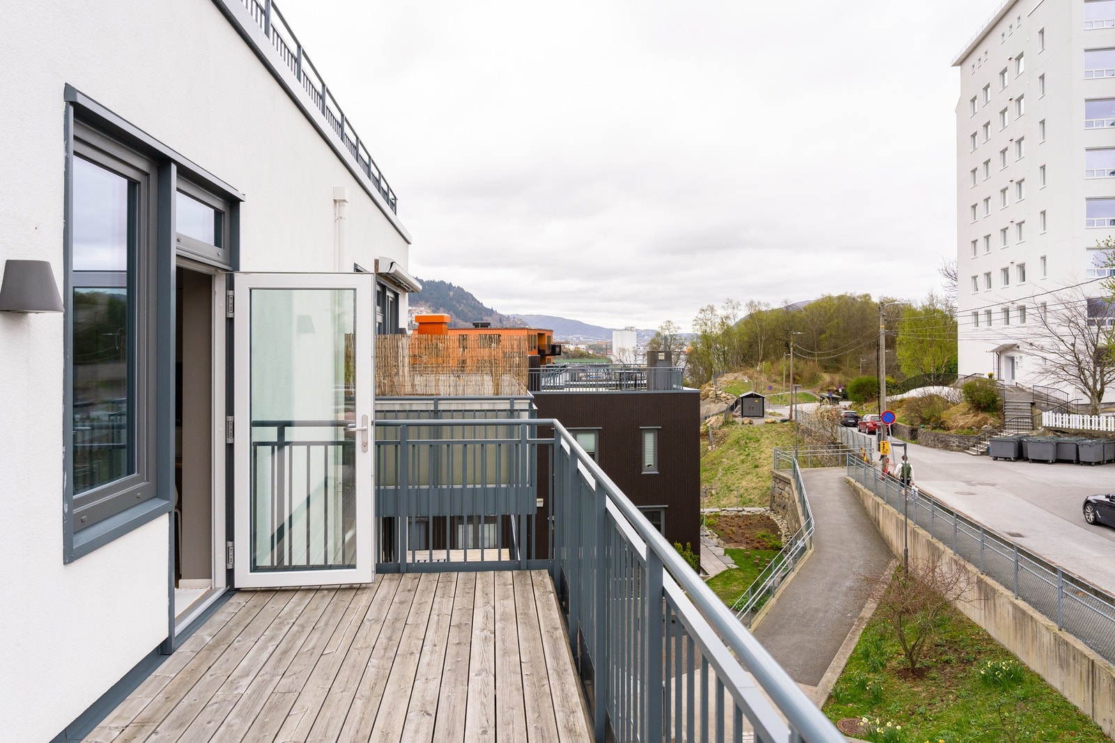 Moderne og strøken 3-roms fra 2021 med solrik balkong og heis. God planløsning og høy standard! Galleribilde