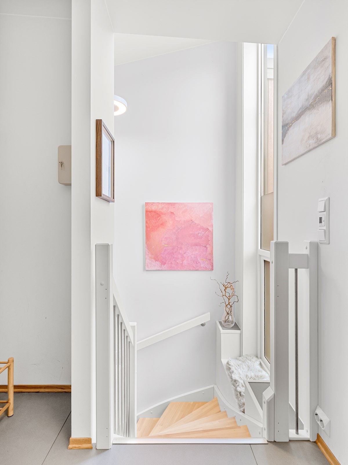 Fra 1. etasje er det trapp med eiketrinn og rekkverk med stålspiler ned til underetasjen. Galleribilde