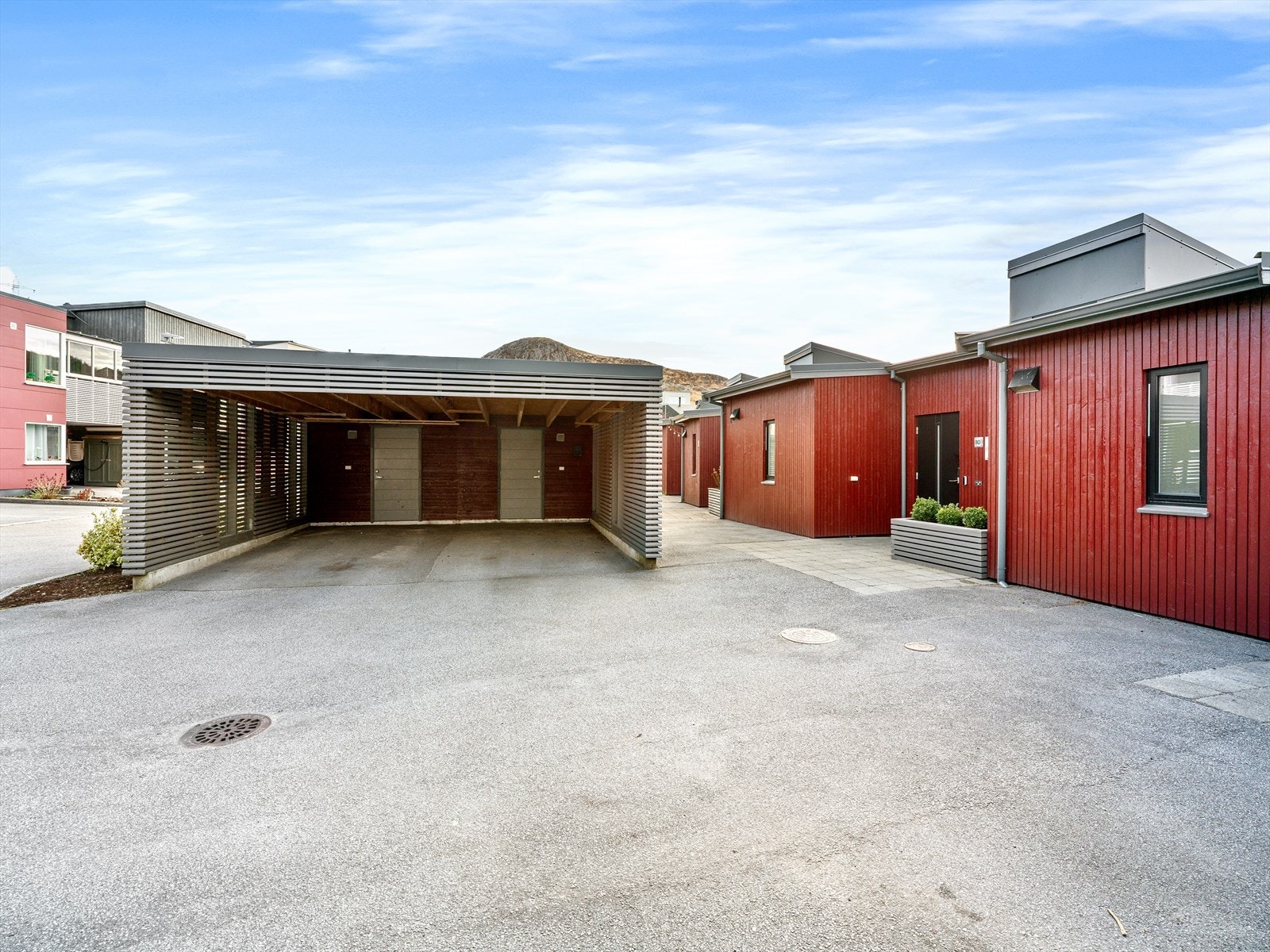 Parkering i carport med bod i bakkant Galleribilde