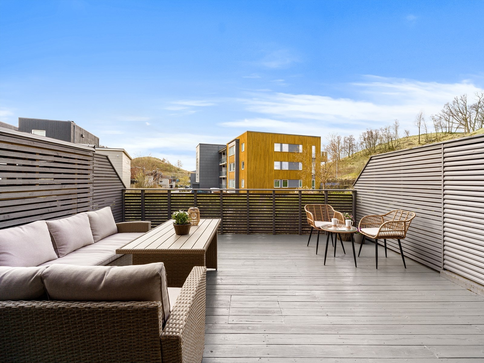 Stor og skjermet terrasse ut fra u.etg Galleribilde