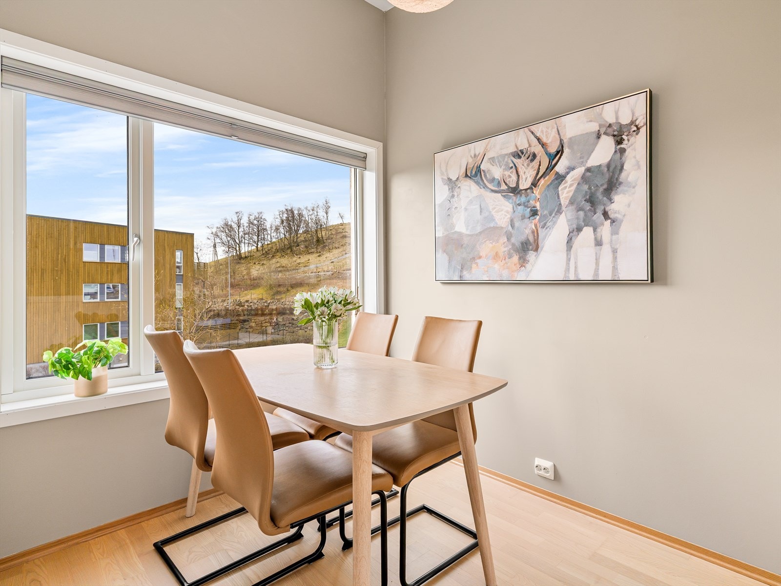 Åpent inn til spisestue som også er stiplet inn som soverom på tegninger. Galleribilde
