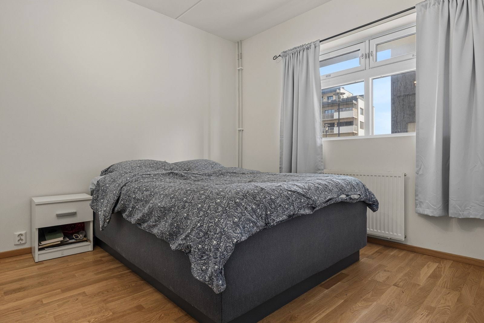 Videre byr leiligheten på ett romslig soverom. Galleribilde