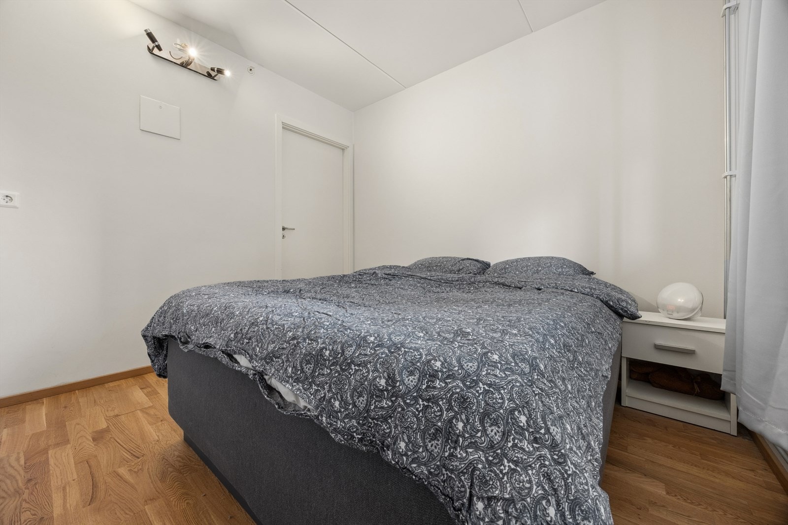 Den innvendige boden er praktisk plassert inn forbi soverommet for gode lagringsmuligheter. Galleribilde