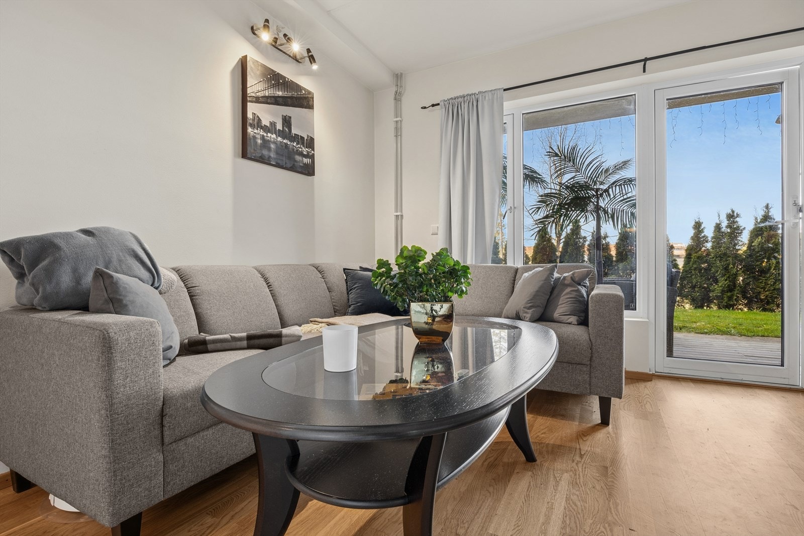 Store vindusflater og en terrassedør gir godt med lys og åpner opp mot uteområdet. Galleribilde