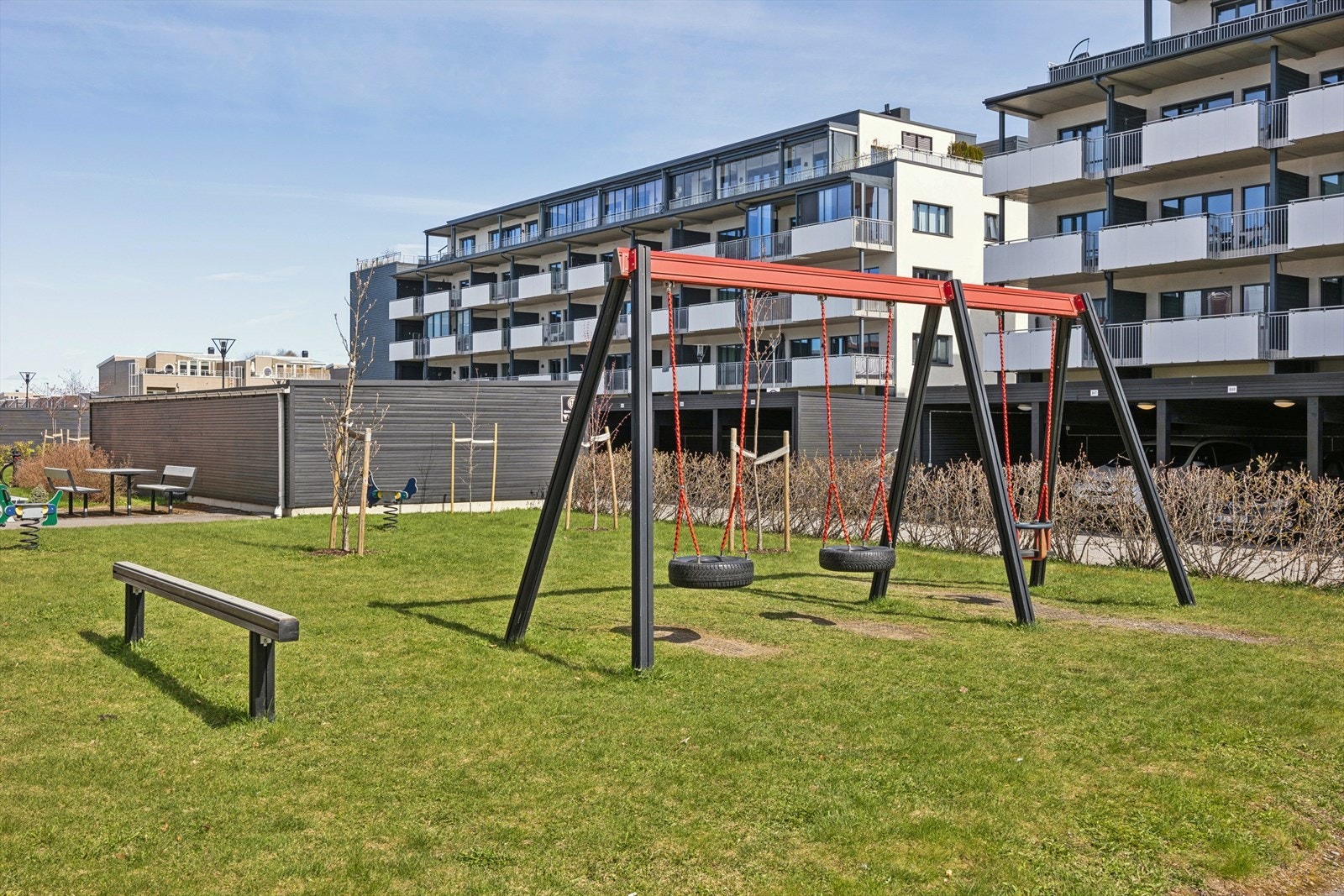 Sameiet har velholdte fellesområder med blant annet grøntarealer, lekeplass og asfalterte internveier. Galleribilde