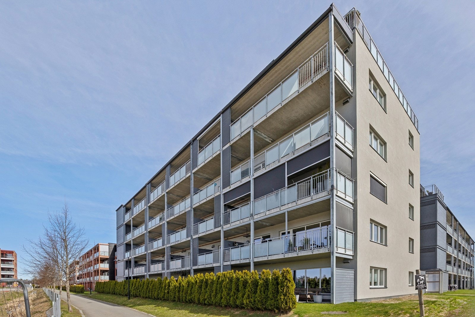 Her bor du med umiddelbar nærhet til naturen, samtidig som du har alle byens fasiliteter innen kort avstand. Galleribilde